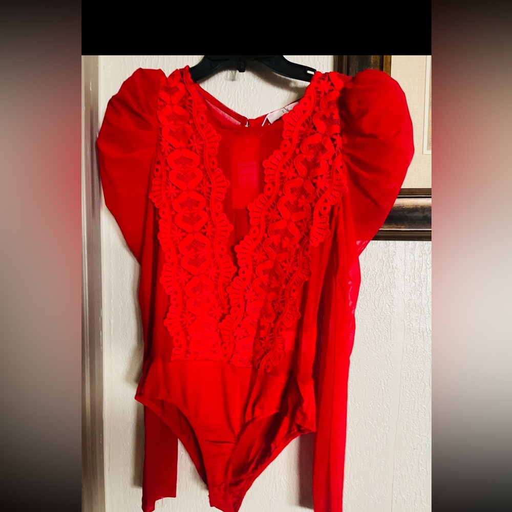 Esta blusa es bodysuit transparente color rojo